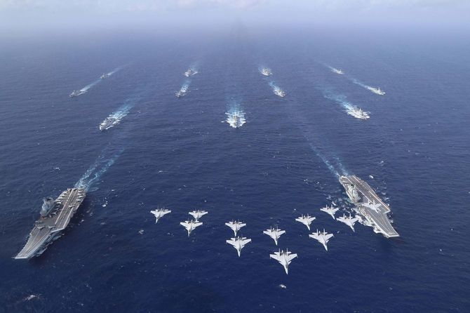 中国海軍の空母「遼寧」「山東」の合同訓練の様子。2024年10月31日