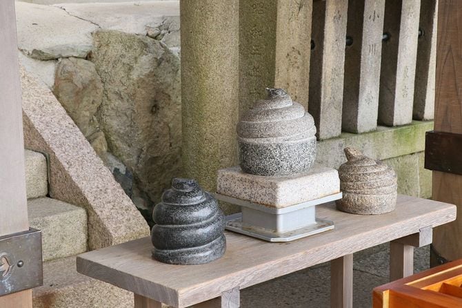 蛇がモチーフの線香台。茶釜ではない