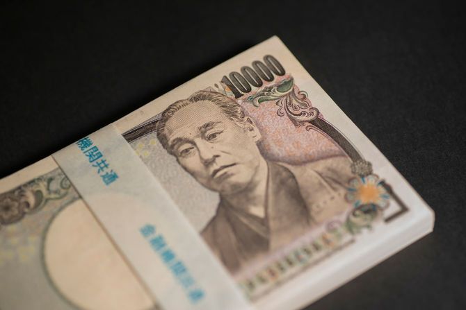 帯が掛かっている100万円の札束