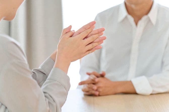 真剣な会話をしているカップル