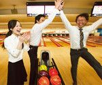 新宿ミラノボウルで夕方5時から盛り上がる会社員グループ。「遅い時間は予約が取れないんですよ」。