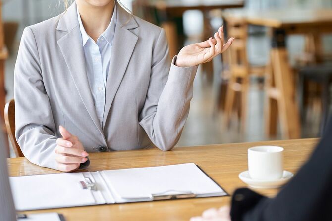 販売するアジアのビジネスウーマン