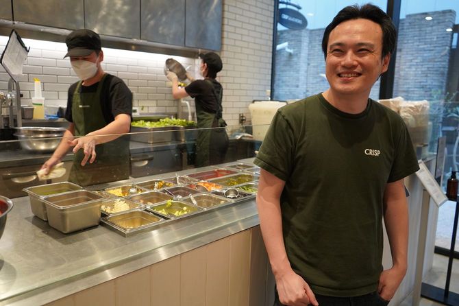 店内で笑顔を見せる宮野浩史社長