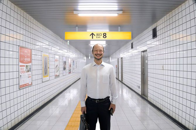 舞台俳優の河内大和が演じる「歩く男」