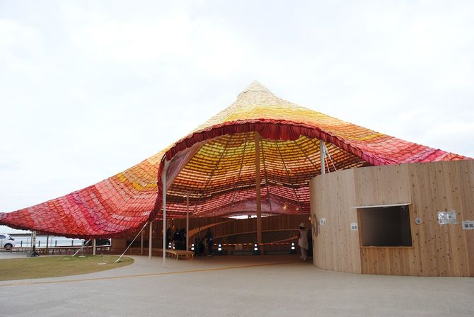 傘のようなカラフルな屋根が日差しを取り入れる「トイレ3」