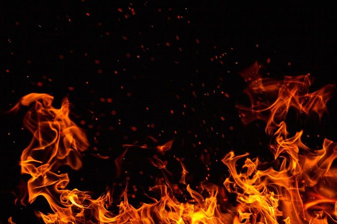 黒い背景に孤立した燃える炎