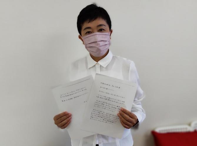 ピンクのマスクの辻元清美議員