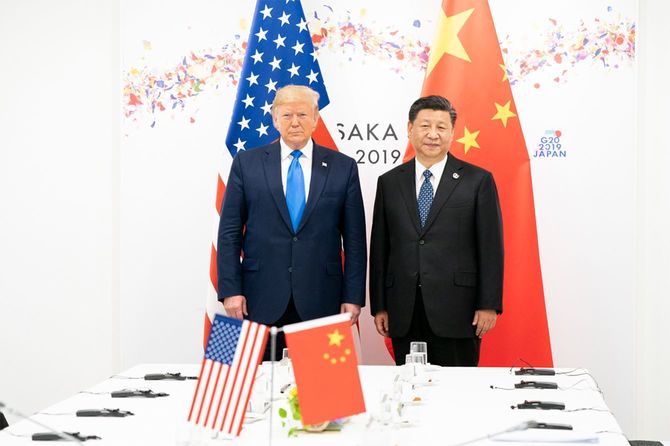 ドナルド・トランプ米大統領（当時）は、2019年6月29日、大阪で開催されたG20日本サミットで、二国間会談の開始時に中国の習近平国家主席と合流（写真＝ホワイトハウス公式写真／Wikimedia Commons）