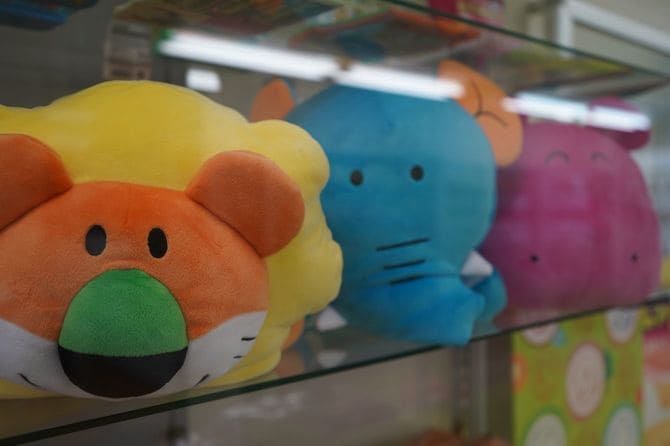 ギンビス本社に並ぶ「たべっ子どうぶつ」のぬいぐるみ