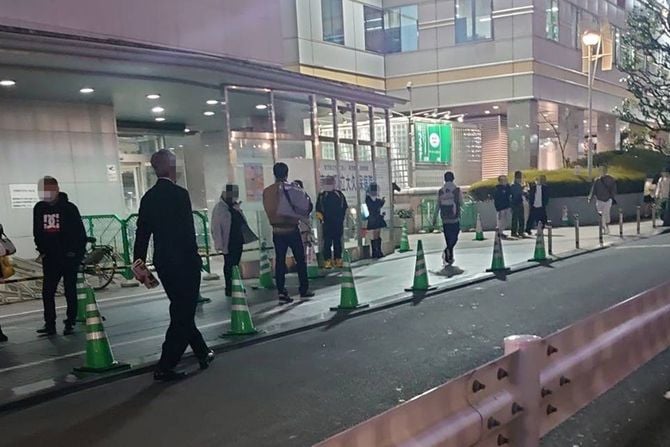 大久保病院前の立ちんぼ。周囲には買春目的の男性だけでなく、ギャラリーも集まる