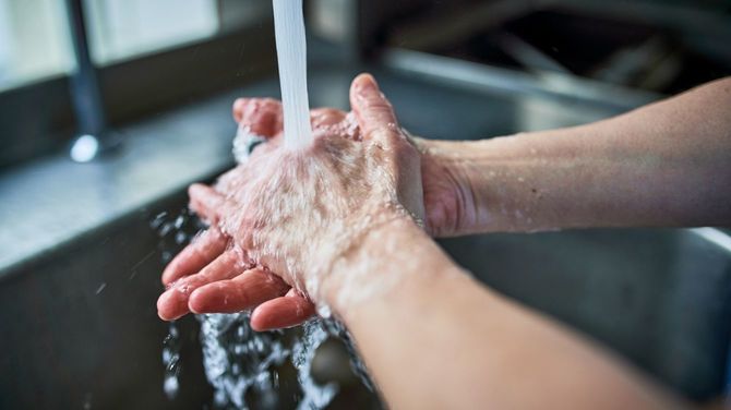 手を洗う
