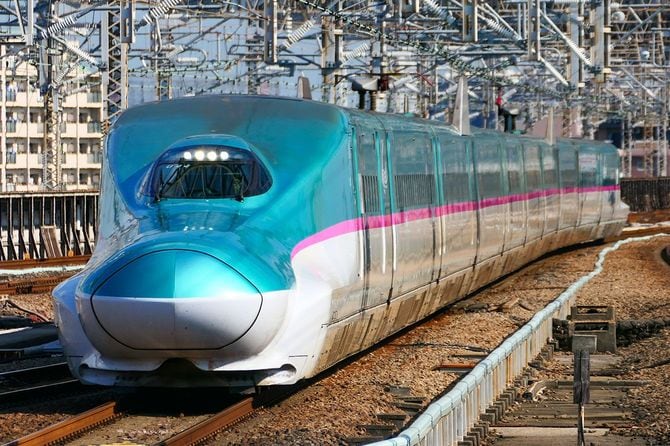 東北新幹線の大宮駅へ進入する、E5系U44編成による、仙台発東京行きの「はやぶさ」2号