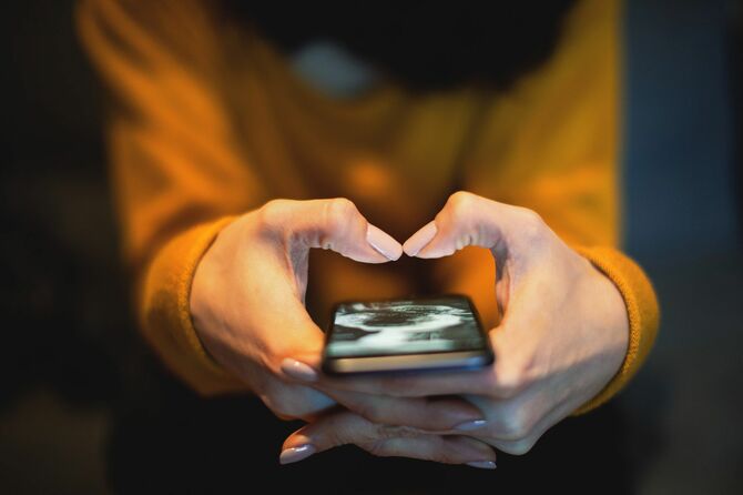 スマートフォンを持つ手