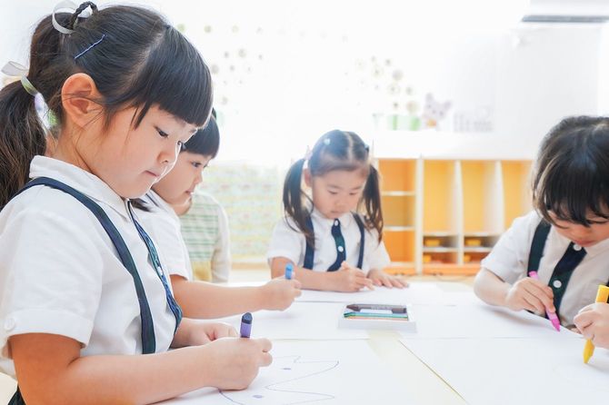 保育園で絵を描く子供たち