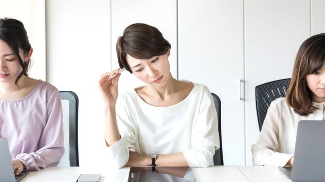 考え込む若い女性