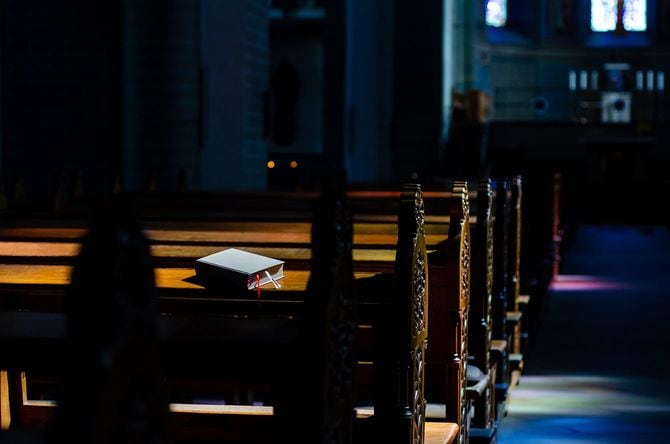 聖書は教会のニーラーにあります