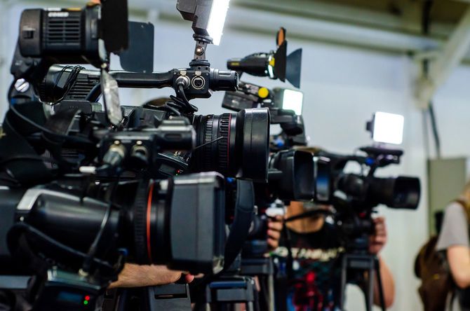 詰めかける記者とカメラマン