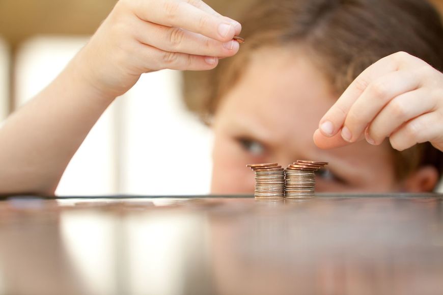 硬貨を持つ少女