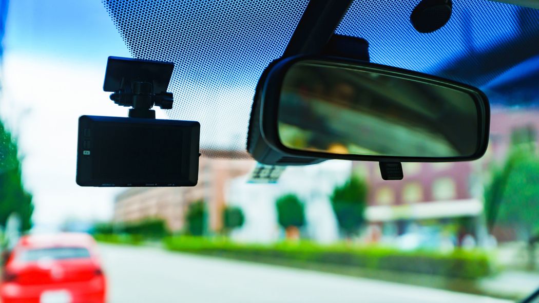 ドラレコ普及率の低さと車内不倫・密会の関係 「あおり運転対策」は後方録画が◎