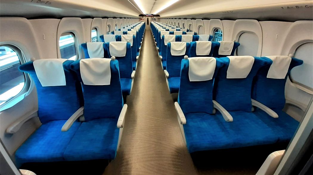 ｢一仕事して新幹線で靴を脱いで､はぁ疲れた｣はアリか…｢不快｣という人に｢気にしすぎ｣と反論する人の言い分 人が無意識にしてしまう加害性を理解できる人できない人