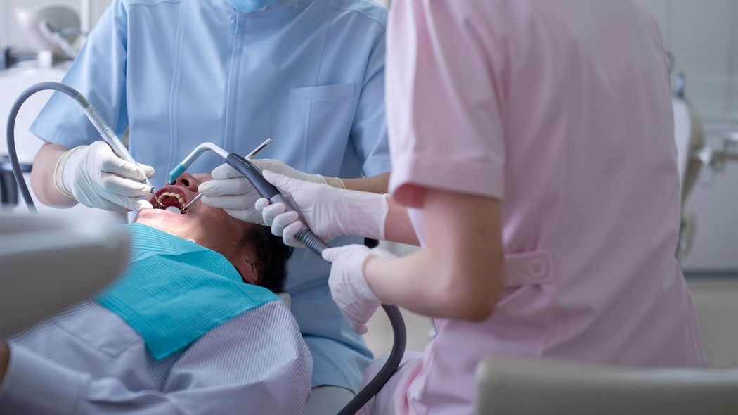 ほとんど患者が来ないのに決して潰れない…高齢者を食い物にする｢儲からなくていい歯科医院｣の正体 アパートの一室で｢開業｣している歯科医も