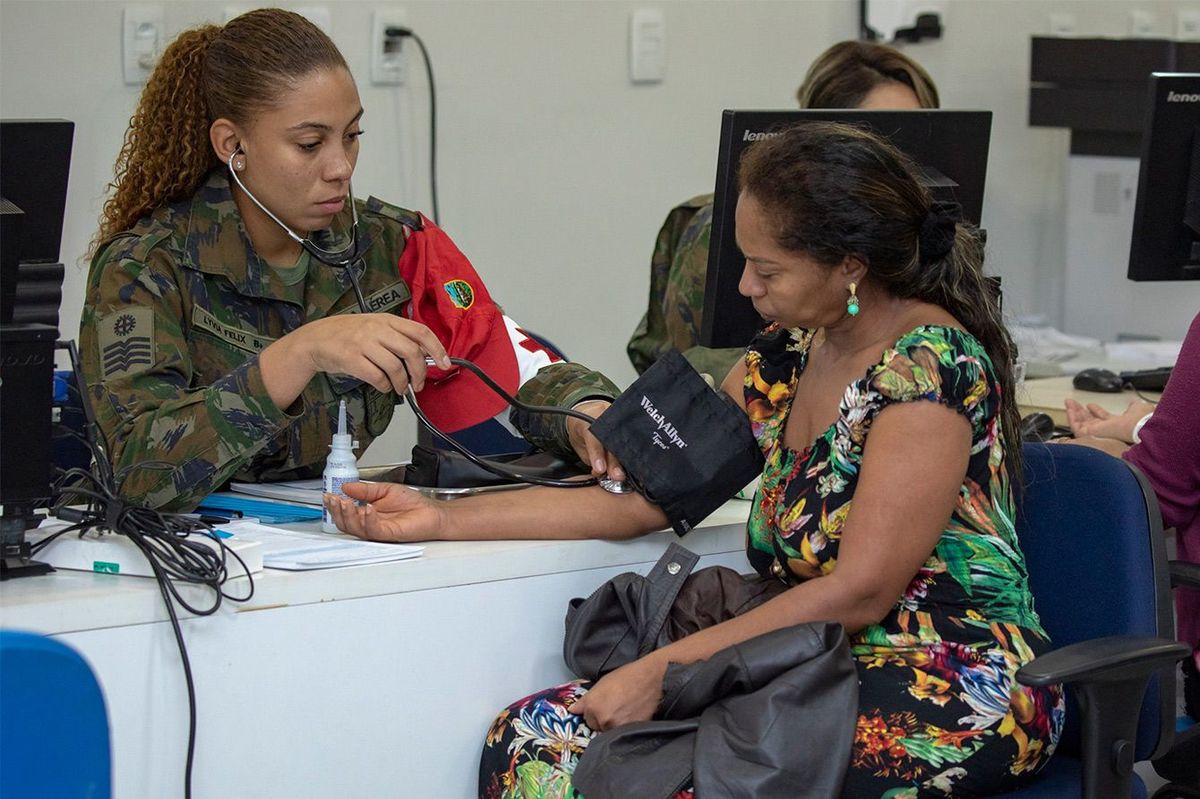 市民の診察に臨むブラジル空軍医療従事者