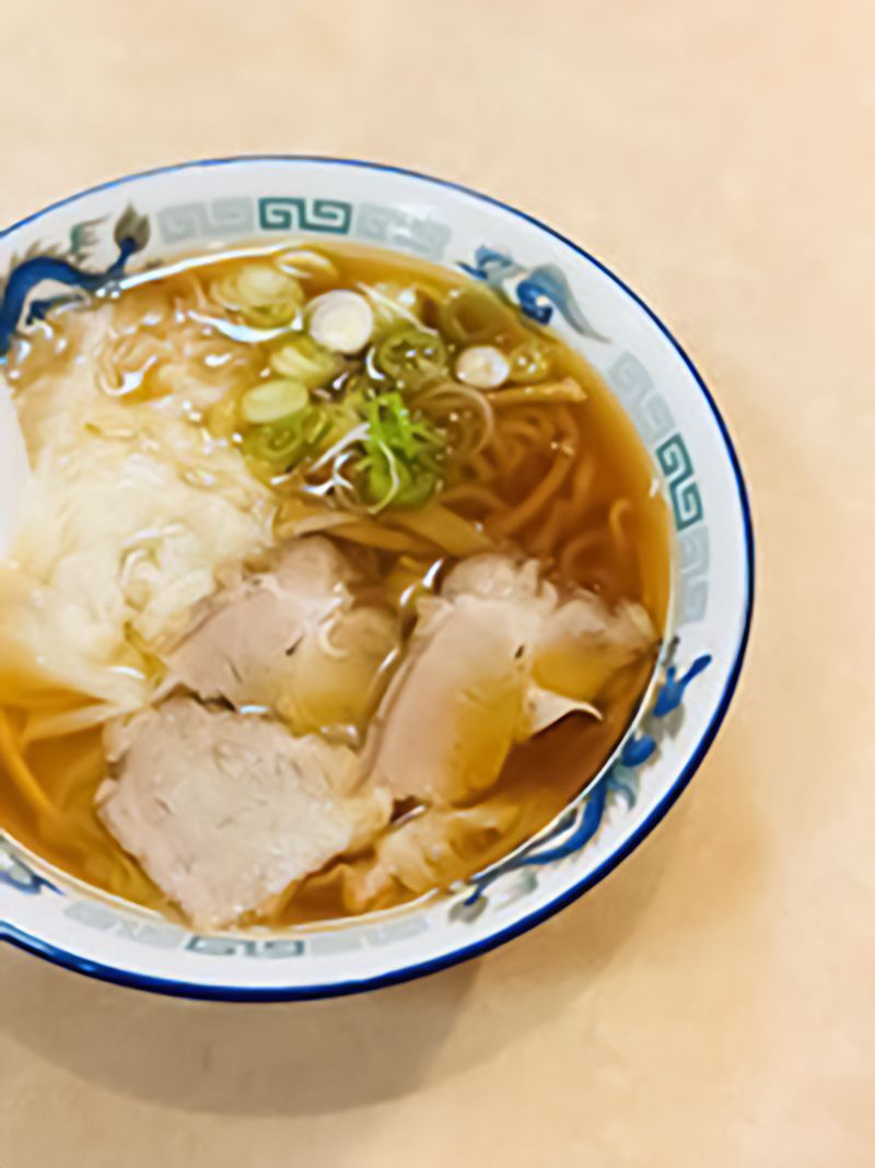 「柳の下 末広軒」のワンタン麺。ごく普通の見た目ながら、味わいの奥深さに感動する。11時の開店後ほどなくして店は地元の方々と思しき客でいっぱいになった。