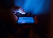 勤務時間外のメールは法律で禁じるべきか