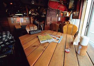 コロナの影響で空席が目立つ東京・渋谷の飲食店。