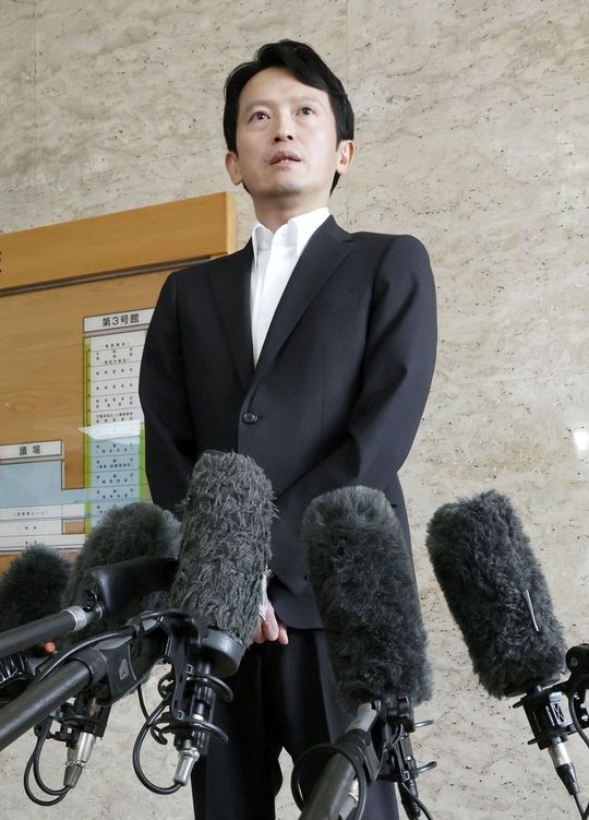 登庁し、取材に応じる兵庫県の斎藤元彦知事=2024年9月6日午前、県庁