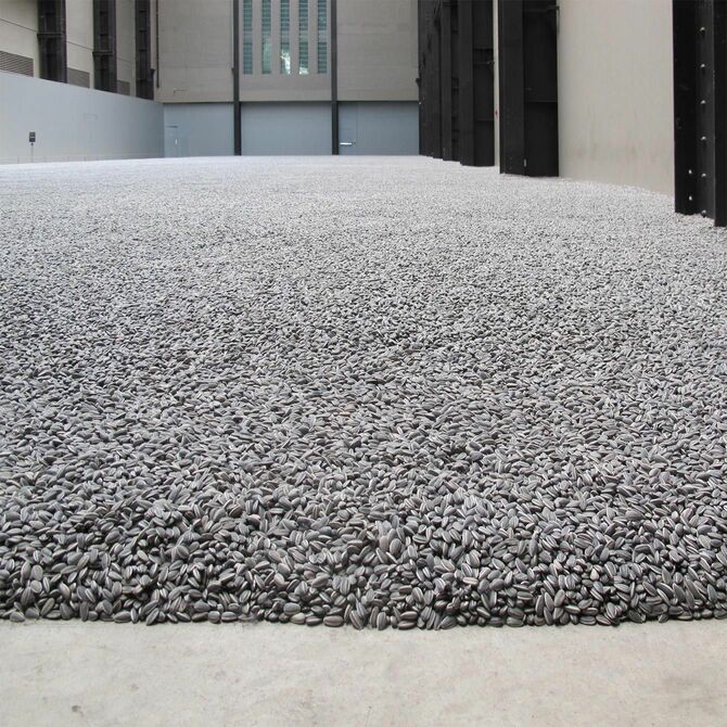 アイ・ウェイウェイ作「Sunflower seeds」。2011年。テート・モダン（タービンホール）でのインスタレーションの様子。何百万もの小さな手作り磁器が敷き詰められている