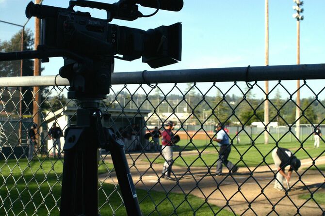 野球のプレー風景を撮影するカメラ
