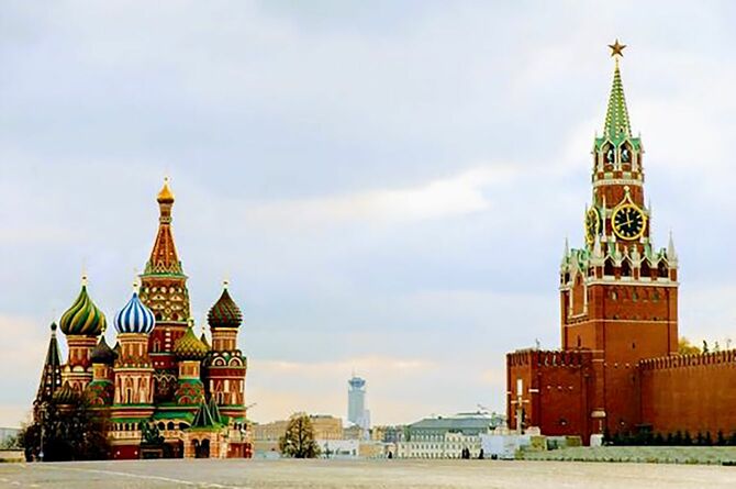 モスクワの赤の広場に立つロシア正教会の聖ワシリー大聖堂