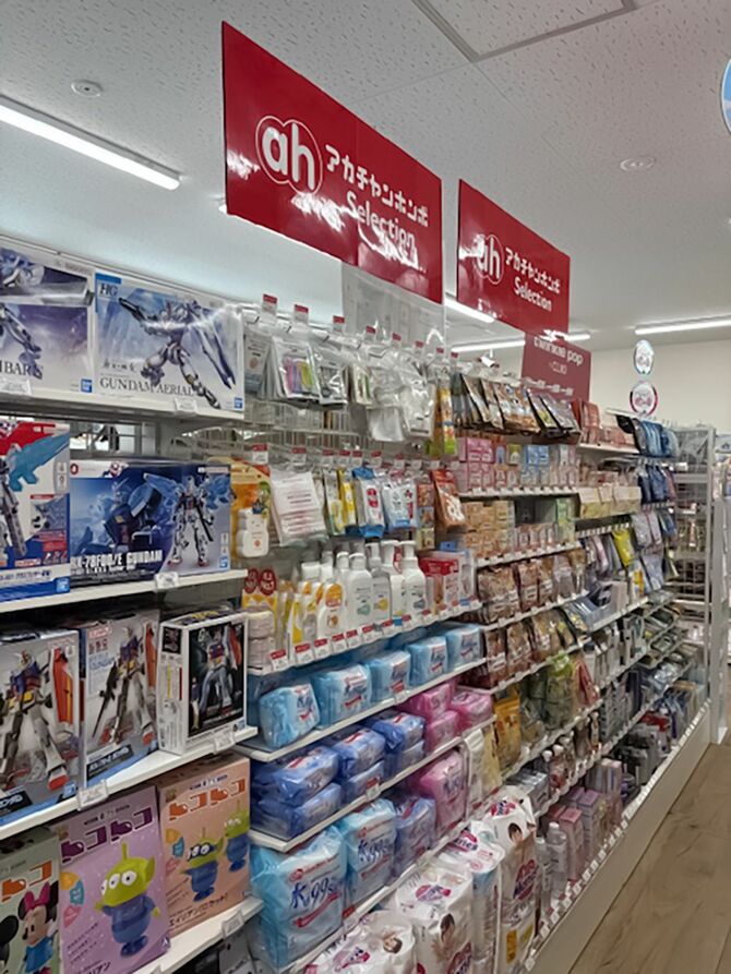 セブン&アイのグループ企業であるアカチャンホンポの商品も並ぶ。