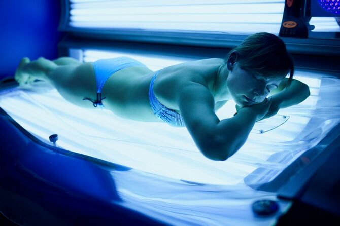 日焼けマシンを使う女性