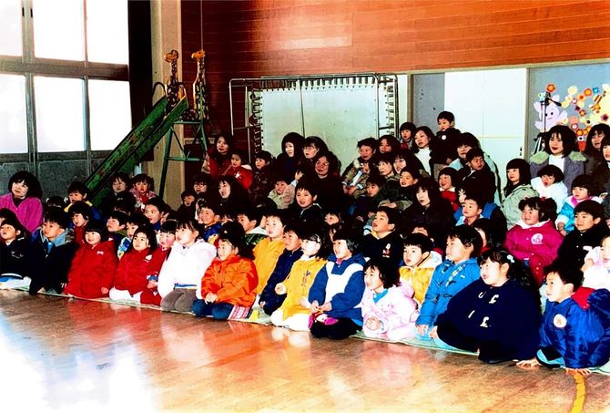 劇を見る子どもたちの様子（2003年）