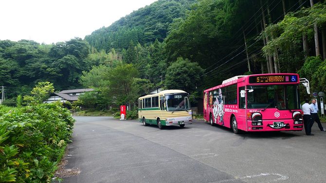 バス路線の再編・廃止が続くと、こういった後継も見られなくなるかもしれない。写真は大分県宇佐市仙人田での「大交北部バス」「亀の井バス」乗り継ぎ