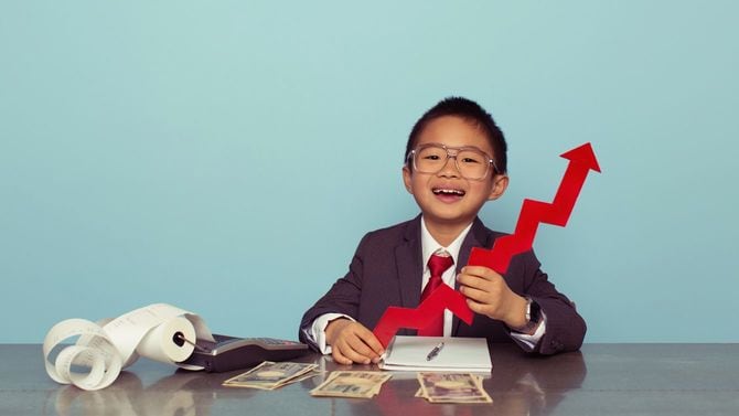 成長著しい上昇矢印を手に持つ男の子