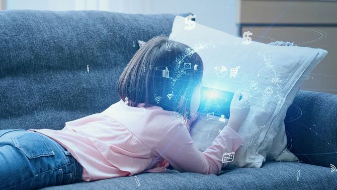 スマホを使用して脳トレするイメージ