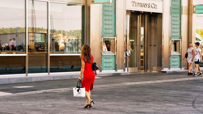 ティファニーに行く赤いドレスを着た女性がジュネーブに格納します