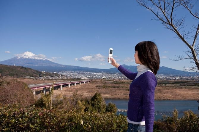 ガラケーで富士山の写真を撮る人