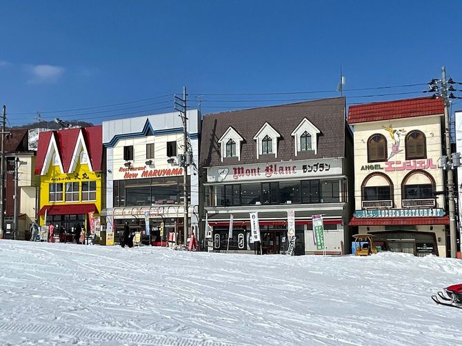 両親がゲレンデの中腹で宿泊施設を兼ねて営んでいる食堂「モンブラン」