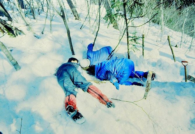 越冬穴に雪を詰め込んでいるところ。写真の中央左右方向に越冬木が横たわっている
