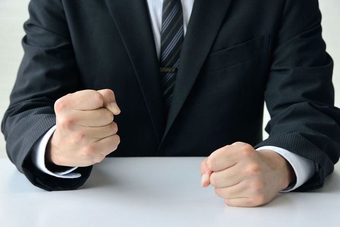 握りこぶしで主張するビジネスマン