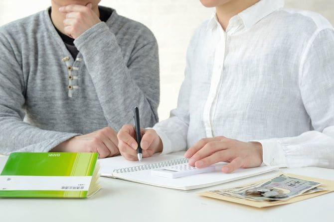 生活費について話す日本のカップル
