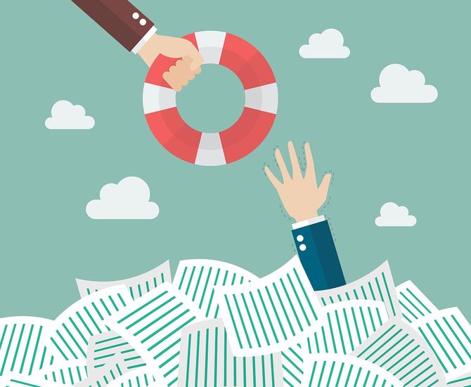 書類に埋もれている人を助けるビジネスマンのイラスト