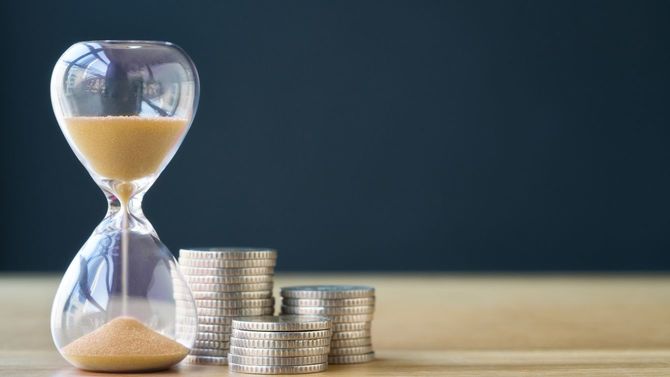 砂時計と積まれたコイン