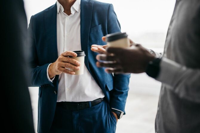 コーヒーカップを持つビジネスマン