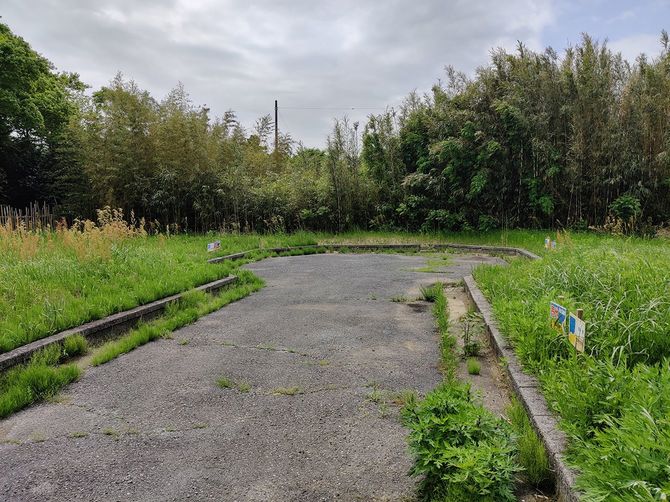 需要をはるかに上回る土地の供給が常態化しているため、更地の市場価格は事実上崩壊している。（千葉県山武市蓮沼イ）