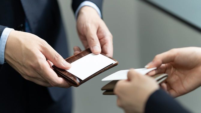 名刺交換の日本人ビジネスマンのクローズアップ